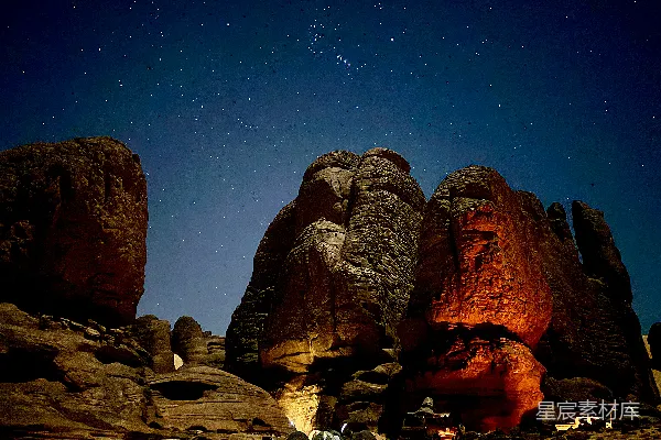 高清摄影 夜空下的岩石营地