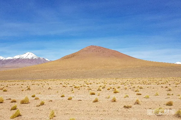 高清摄影 荒凉的沙漠与远处的火山