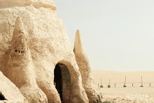 高清摄影 沙漠中的土墙建筑