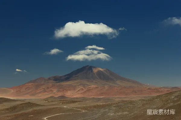 高清摄影 沙漠中的火山与云