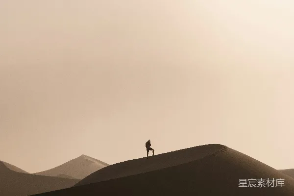 高清摄影 沙漠中的孤独旅者