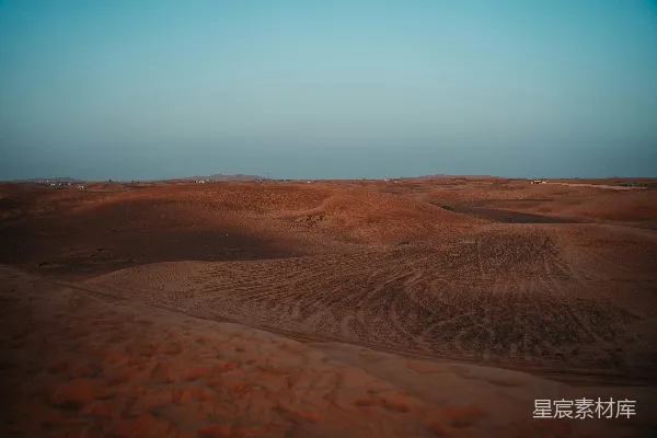 高清摄影 沙漠中的车辙痕