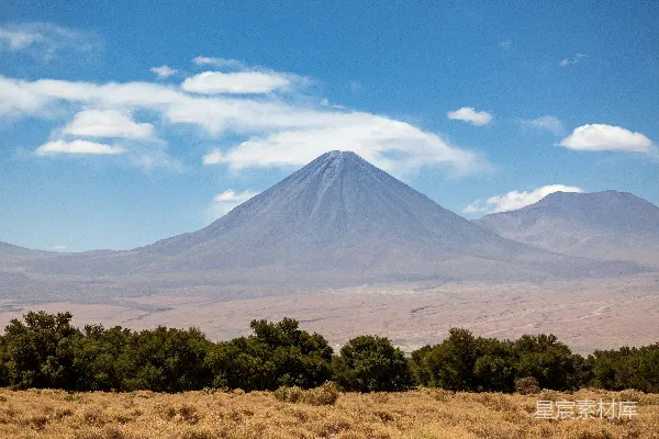 高清摄影 荒野中的火山