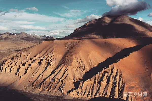 高清摄影 戈壁滩上的沙丘与山峦
