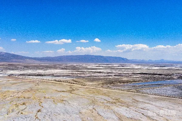 高清摄影 盐湖与山脉的壮丽景色