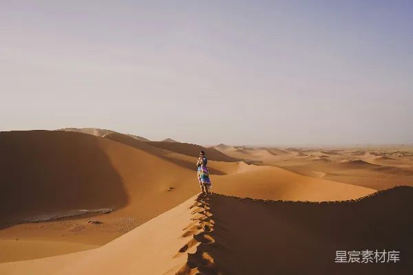 高清摄影 沙漠之巅的旅人
