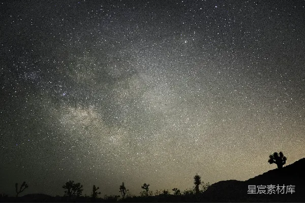 高清摄影 夜空下的银河与沙漠