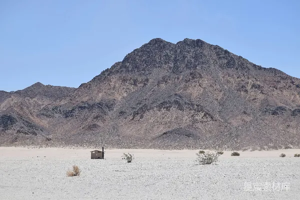 高清摄影 荒漠中的小屋与山峰