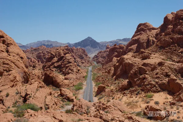 高清摄影 红色岩石峡谷中的蜿蜒道路