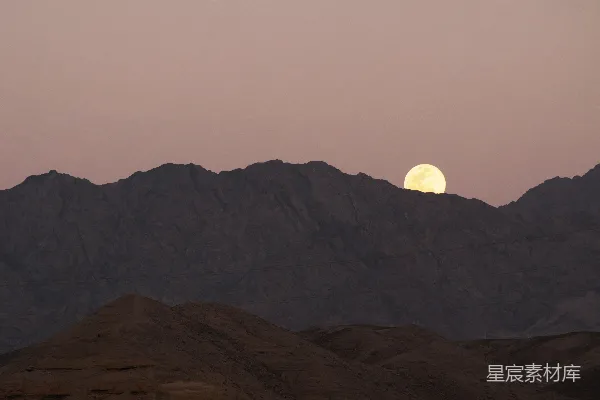 高清摄影 夕阳下的山脉与月亮