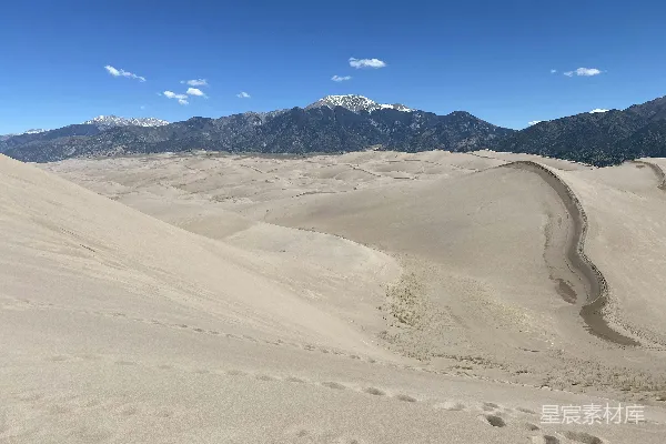 高清摄影 沙漠与雪山的壮丽景色