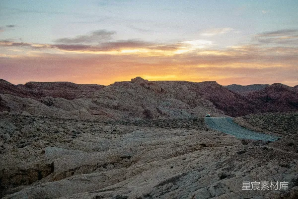 高清摄影 日落时的荒野旅途