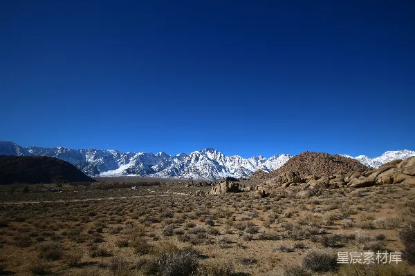 高清摄影 雪山下的荒漠景观