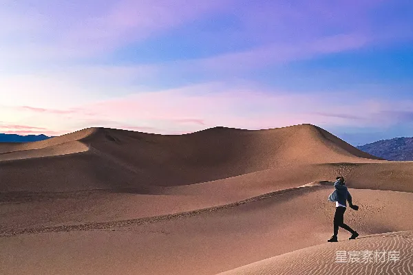 高清摄影 沙漠中的剪影：孤独的旅行者