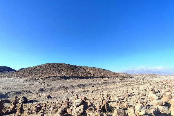 高清摄影 荒漠中的石堆与雪山