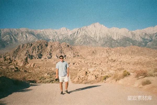 高清摄影 在山脉前的旅行者