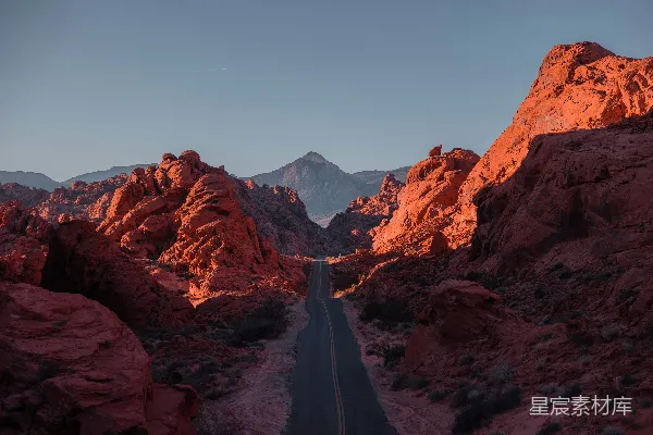 高清摄影 红色峡谷中的孤独道路