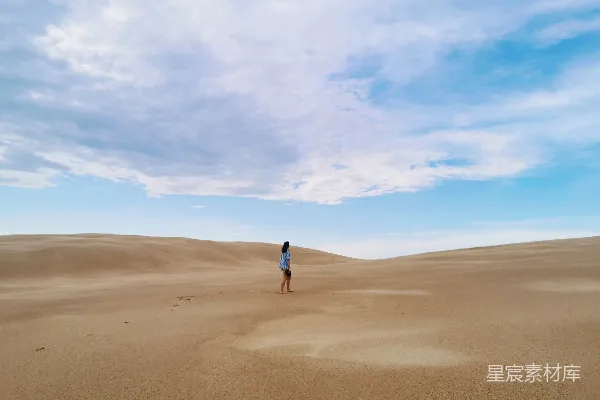 高清摄影 沙漠中的孤独身影