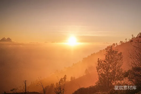 高清摄影 晨曦中的山峰