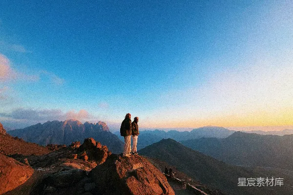 高清摄影 山顶上的黄昏：两人共赏壮丽山景