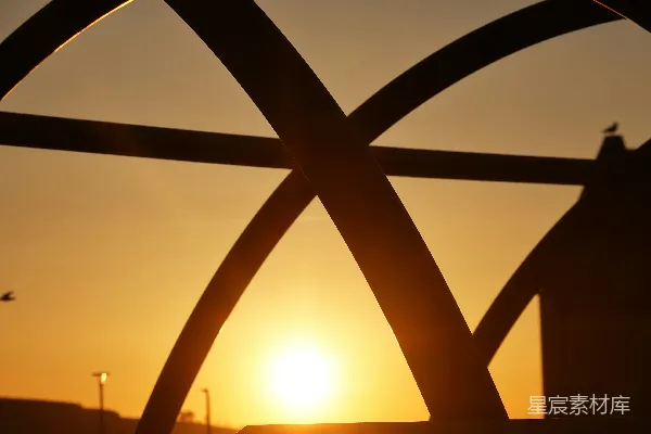 高清摄影 夕阳下的金属结构