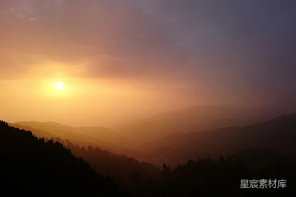 高清摄影 夕阳下的山谷剪影