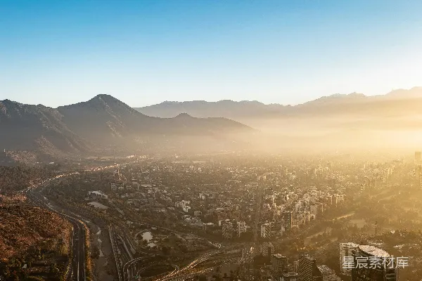 高清摄影 晨光中的城市与山脉