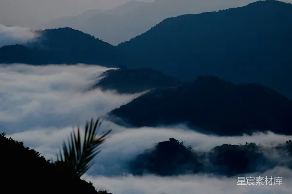 高清摄影 雾海日出：山峦间的晨曦