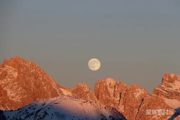 高清摄影 雪山上的月亮