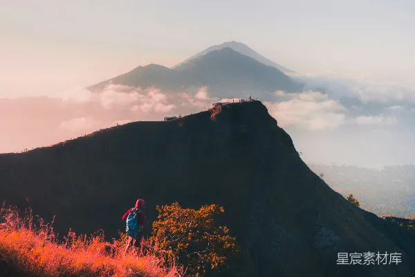 高清摄影 攀登者与火山日出
