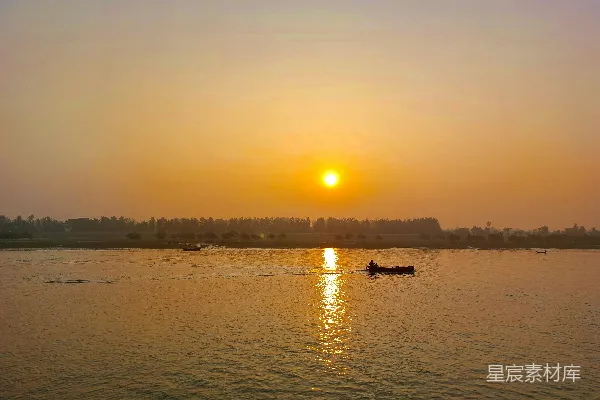 高清摄影 夕阳下的宁静湖面