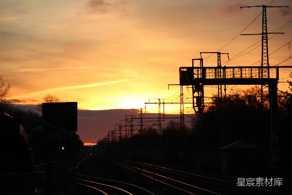 高清摄影 夕阳下的铁路铁轨剪影