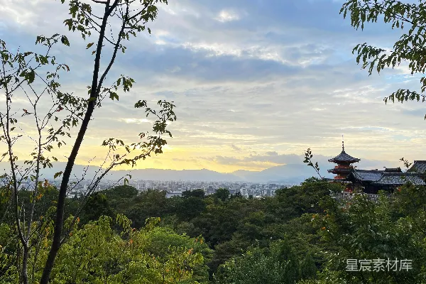 高清摄影 京都夕照下的寺庙与城市
