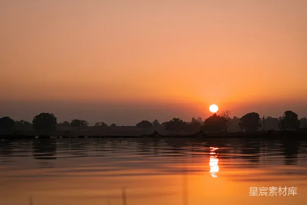 高清摄影 夕阳下的宁静湖面