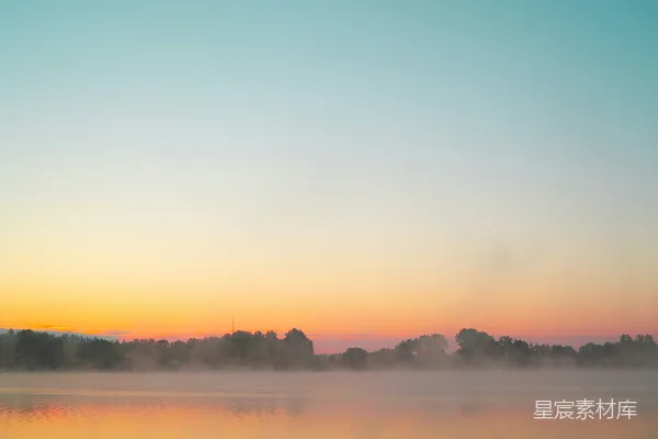 高清摄影 晨雾中的宁静湖景