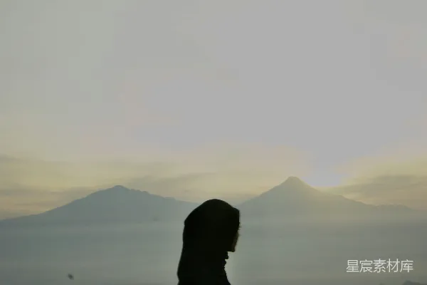 高清摄影 晨雾中的静谧观景
