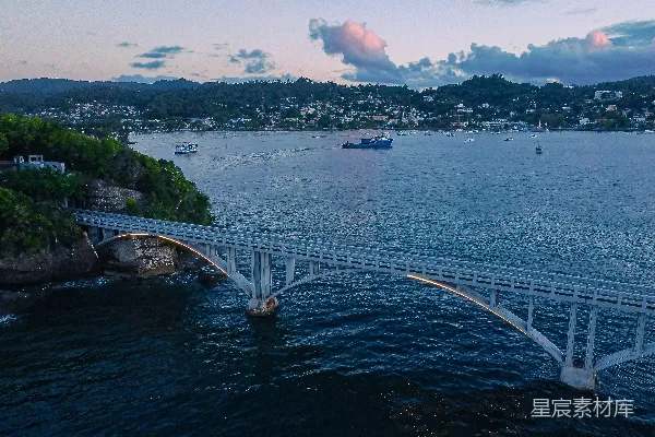 高清摄影 夕阳下的海湾与桥梁