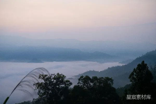 高清摄影 晨雾中的山峦