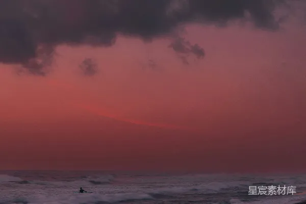 高清摄影 黄昏海景：宁静的海滩时光