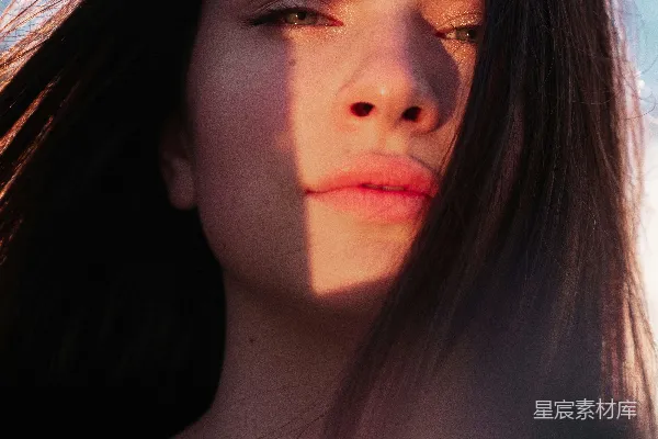 高清摄影 光影交错的年轻女性肖像