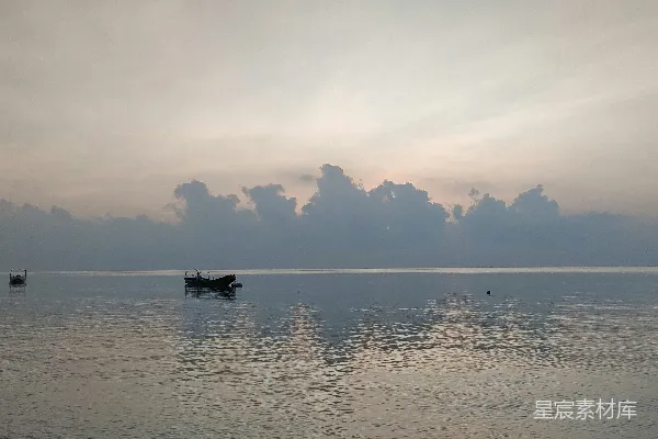 高清摄影 静谧的黄昏：海上独舟