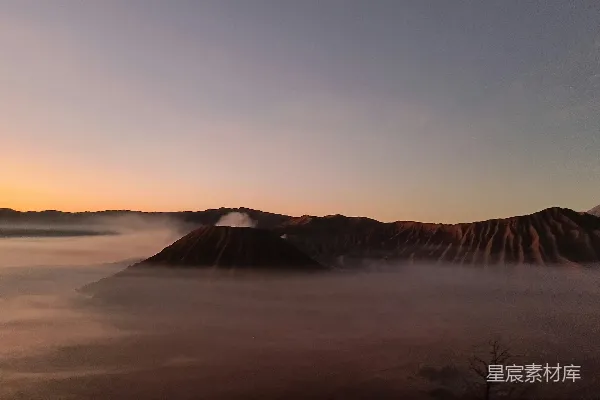 高清摄影 日出时的火山与云海