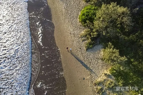高清摄影 海边漫步的恋人