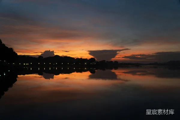 高清摄影 夕阳下的宁静湖面