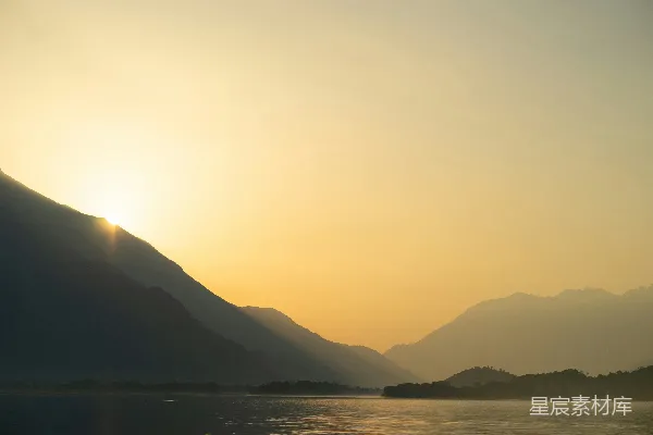 高清摄影 日落时分的宁静山脉