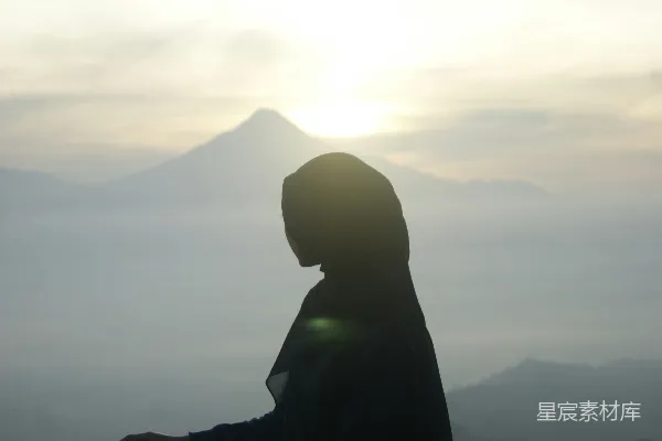 高清摄影 晨曦中的背影