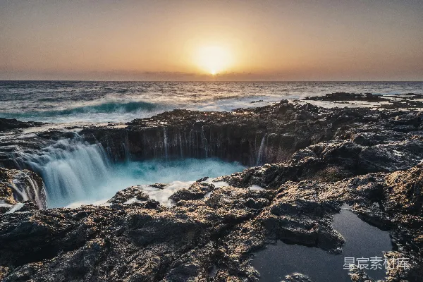 高清摄影 海浪冲刷的岩石奇观