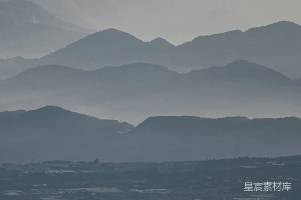 高清摄影 山峦叠嶂，云雾缭绕