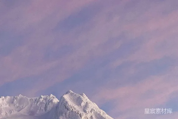 高清摄影 雪峰与粉紫色天空的宁静