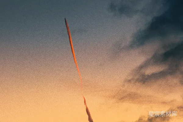 高清摄影 夕阳下的火箭发射